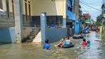 Potret Anak-anak Asyik Bermain Banjir di Dayeuhkolot Bandung