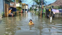 Banjir tersebut telah menggenang di Kampung Bojongasih, Desa Dayeuhkolot, Kabupaten Bandung, sejak Jumat (2/12/2022). (Foto: Yuga Hassani/detikJabar)