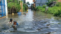 Anak-anak tersebut berenang di air banjir dengan kedalaman 50 cm sampai 80 cm. Foto: Yuga Hassani/detikJabar