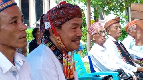 Basilius Daja (kedua dari kiri) saat acara adat di kampung Nggilat, Desa Nggilat, Kecamatan Macang Pacar, Kabupaten Manggarai Barat.