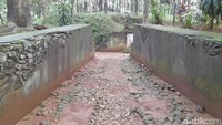 Untuk melihat Benteng Palasari yang ada di Tahura Gunung Palasari, pengunjung bisa datang setiap hari dari pukul 08.00-16.00 WIB. Harga tiketnya Rp 3.000 untuk dewasa dan Rp 2.000 bagi anak-anak. (Foto: Nur Azis/detikJabar)