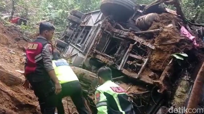 Bus masuk jurang Magetan