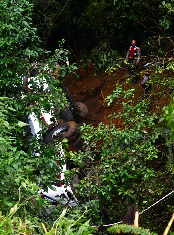 Bus Pariwisata yang Masuk Jurang di Magetan Bus pariwisata PO Semeru Putra Transindo yang mengangkut rombongan asal Semarang masuk ke jurang di Magetan, Minggu (4/120. Begini kondisi bus tersebut.