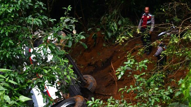 Bus pariwisata PO Semeru Putra Transindo yang mengangkut rombongan asal Semarang masuk ke jurang di Magetan, Minggu (4/120. Begini kondisi bus tersebut.