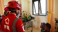 Petugas Palang Merah Indonesia (PMI) memantau kondisi kesehatan korban kecelakaan bus pariwisata di Pusat Kesehatan Masyarakat Plaosan, Magetan.