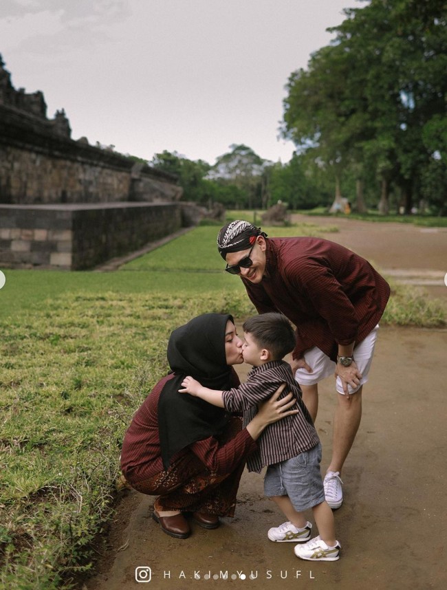 Pemotretan keluarga kecil Citra Kirana itu dibantu oleh fotografer asal Jogja bernama Hakim Yusuf. Terlihat ketiganya kompak mengenakan busana adat Yogyakarta. Foto: Instagram/@hakimyusufl