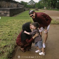 Pemotretan keluarga kecil Citra Kirana itu dibantu oleh fotografer asal Jogja bernama Hakim Yusuf. Terlihat ketiganya kompak mengenakan busana adat Yogyakarta. Foto: Instagram/@hakimyusufl