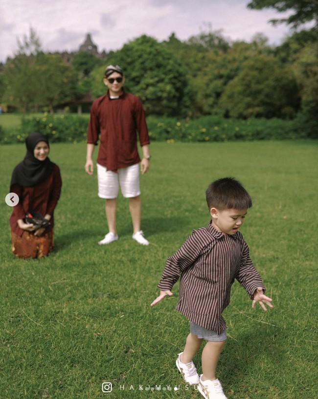 Citra tampil cantik mengenakan kebaya khas Yogyakarta, sementara Rezky dan sang anak mengenakan atasan busana adat Yogyakarta yang dipadukan dengan celana pendek dan sepasang sneakers yang membuat penampilannya jadi terlihat lebih santai. Untuk melengkapi penampilannya, Rezky juga mengenakan blangkon di kepalanya. Foto: Instagram/@hakimyusufl