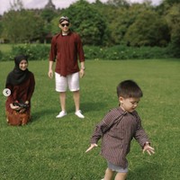 Citra tampil cantik mengenakan kebaya khas Yogyakarta, sementara Rezky dan sang anak mengenakan atasan busana adat Yogyakarta yang dipadukan dengan celana pendek dan sepasang sneakers yang membuat penampilannya jadi terlihat lebih santai. Untuk melengkapi penampilannya, Rezky juga mengenakan blangkon di kepalanya. Foto: Instagram/@hakimyusufl