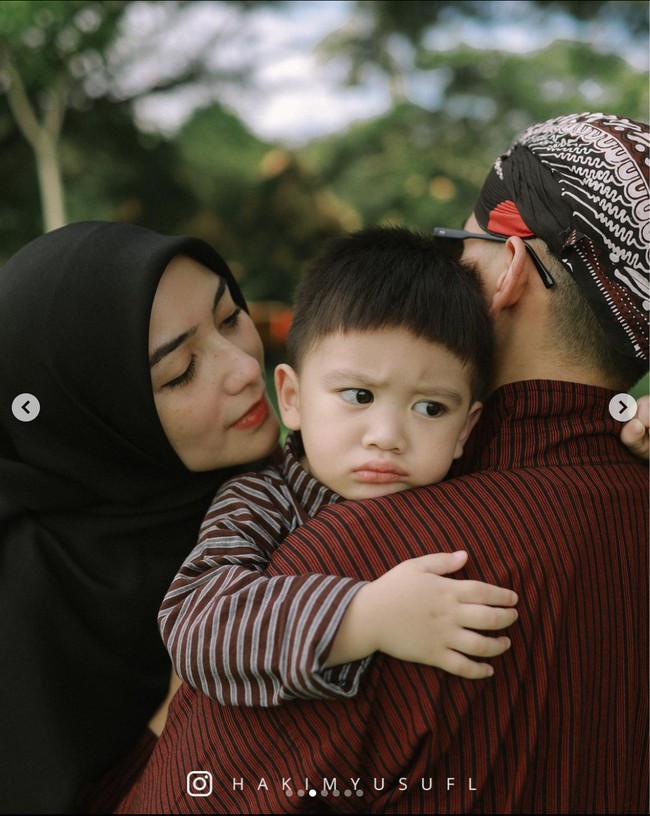 Citra, Rezky dan Athar tampak berfoto di sejumlah tempat di kawasan candi Borobudur dengan beragam pose yang menunjukkan keromantisan dan keharmonisan keluarga kecilnya itu. Pemotretan Rezky dan Citra pun banjir pujian netizen. Foto: Instagram/@hakimyusufl