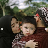 Citra, Rezky dan Athar tampak berfoto di sejumlah tempat di kawasan candi Borobudur dengan beragam pose yang menunjukkan keromantisan dan keharmonisan keluarga kecilnya itu. Pemotretan Rezky dan Citra pun banjir pujian netizen. Foto: Instagram/@hakimyusufl