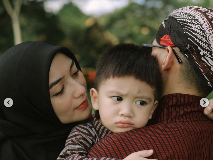 7 Foto Romantis Anniversary Citra Kirana & Rezky Aditya di Candi Borobudur
