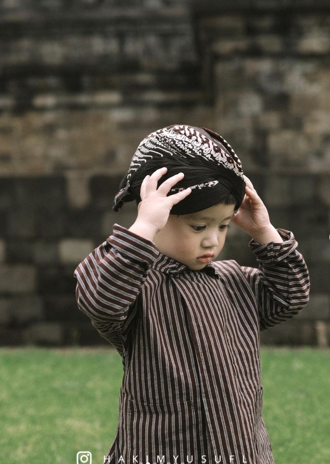 Salah satu yang berhasil mencuri atensi ialah penampilan sang anak, Athar. Memakai busana adat Yogyakarta yang dilengkapi dengan blangkon, penampilan Athar terlihat menggemaskan. Foto: Instagram/@hakimyusufl