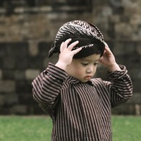 Salah satu yang berhasil mencuri atensi ialah penampilan sang anak, Athar. Memakai busana adat Yogyakarta yang dilengkapi dengan blangkon, penampilan Athar terlihat menggemaskan. Foto: Instagram/@hakimyusufl