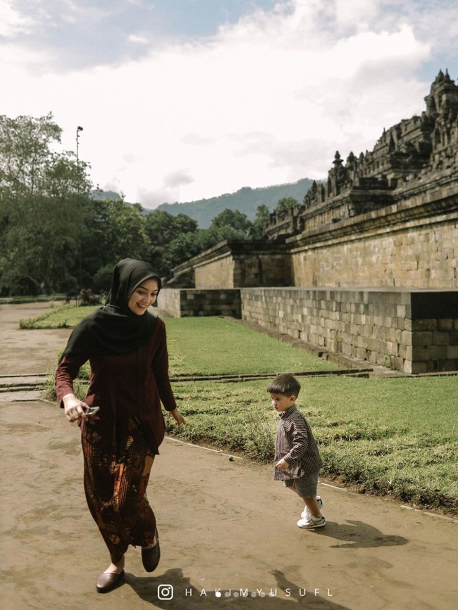 Citra Kirana dan Athar tampak bermain di kawasan candi Borobuudur bersama. Citra Kirana sendiri sebelumnya sudah menikah dengan Rezky Aditya pada 1 Desember 2019. Tahun ini keduanya merayakan anniversary yang ke-3 tahun. Foto: Instagram/@hakimyusufl