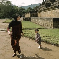 Citra Kirana dan Athar tampak bermain di kawasan candi Borobuudur bersama. Citra Kirana sendiri sebelumnya sudah menikah dengan Rezky Aditya pada 1 Desember 2019. Tahun ini keduanya merayakan anniversary yang ke-3 tahun. Foto: Instagram/@hakimyusufl