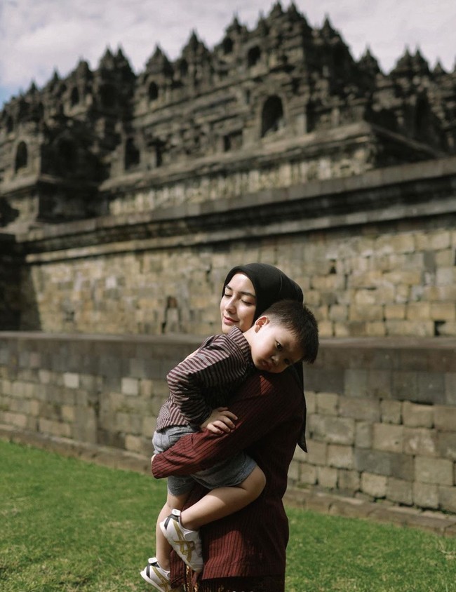 Ada juga pose saat Citra Kirana menggendong Athar. Kalau dilihat-lihat Athar lebih mirip Citra Kirana atau Rezky Aditya nih? Foto: Instagram/@citraciki