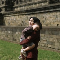 Ada juga pose saat Citra Kirana menggendong Athar. Kalau dilihat-lihat Athar lebih mirip Citra Kirana atau Rezky Aditya nih? Foto: Instagram/@citraciki