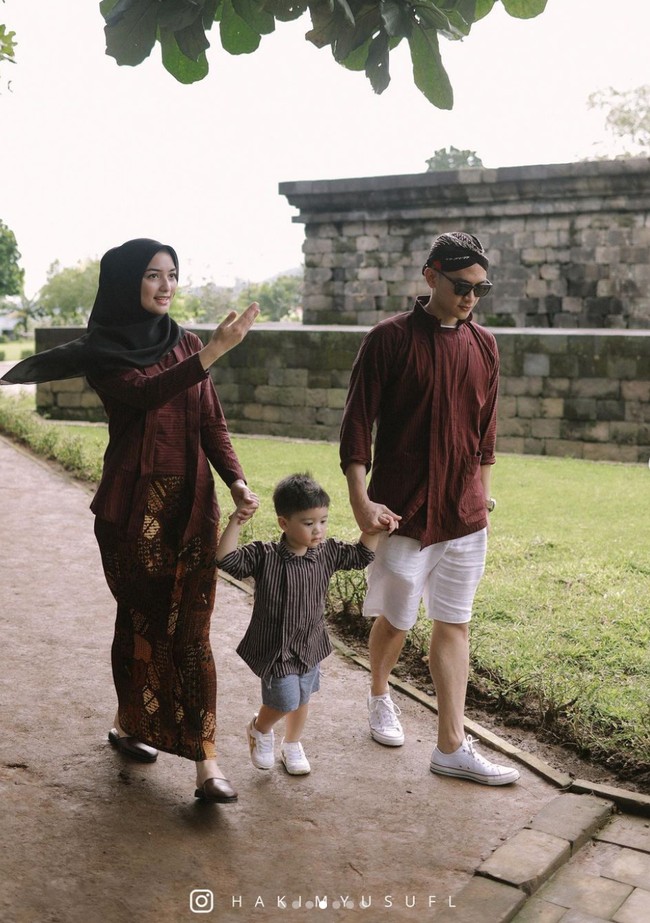 Untuk merayakan ulang tahun pernikahan sekaligus berlibur, Citra Kirana dan Rezky Aditya melakukan pemotretan di Candi Borobudur. Tak hanya berdua, mereka juga mengajak putra semata wayangnya, Keene Atharrazka Aditya atau yang biasa dipanggil Athar. Foto: Instagram/@hakimyusufl