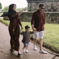 Untuk merayakan ulang tahun pernikahan sekaligus berlibur, Citra Kirana dan Rezky Aditya melakukan pemotretan di Candi Borobudur. Tak hanya berdua, mereka juga mengajak putra semata wayangnya, Keene Atharrazka Aditya atau yang biasa dipanggil Athar. Foto: Instagram/@hakimyusufl
