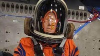 Ini adalah manekin uji yang ditempatkan di ruang utama, tepatnya di tempat duduk pilot utama karena itu dia dijuluki Commander, lengkapnya Commander Moonikin Campos. Disebut Moonikin adalah plesetan dari manekin yang akan menuju orbit Bulan. Moonikin ini merupakan tiruan dari tubuh manusia laki-laki, untuk parameter alat uji seperti halnya manusia bila ke Bulan karena misi Artemis selanjutnya akan menyertakan astronaut manusia. Campos memakai baju astronaut khusus Orion Crew Survival System, dilengkapi dua sensor radiasi dan sensor tambahan di bagian kepala dan belakang kursi untuk merekam data akselerasi dan vibrasi dalam misi ini. Data dari Moonikin Campos ini akan dipakai melindungi astronaut manusia dalam misi Artemis II, yang akan dikirimkan ke Bulan.(Foto: Commander Moonikin Campos (NASA))