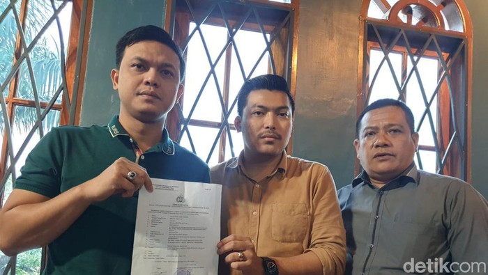 David Sinaga (kiri), Habiburrahman Sinuraya (tengah) dan Pengacara hukumnya