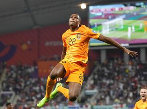 Momen Van Gaal Cium Dumfries di Konferensi Pers Usai Belanda Tekuk AS