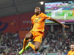 Momen Van Gaal Cium Dumfries di Konferensi Pers Usai Belanda Tekuk AS