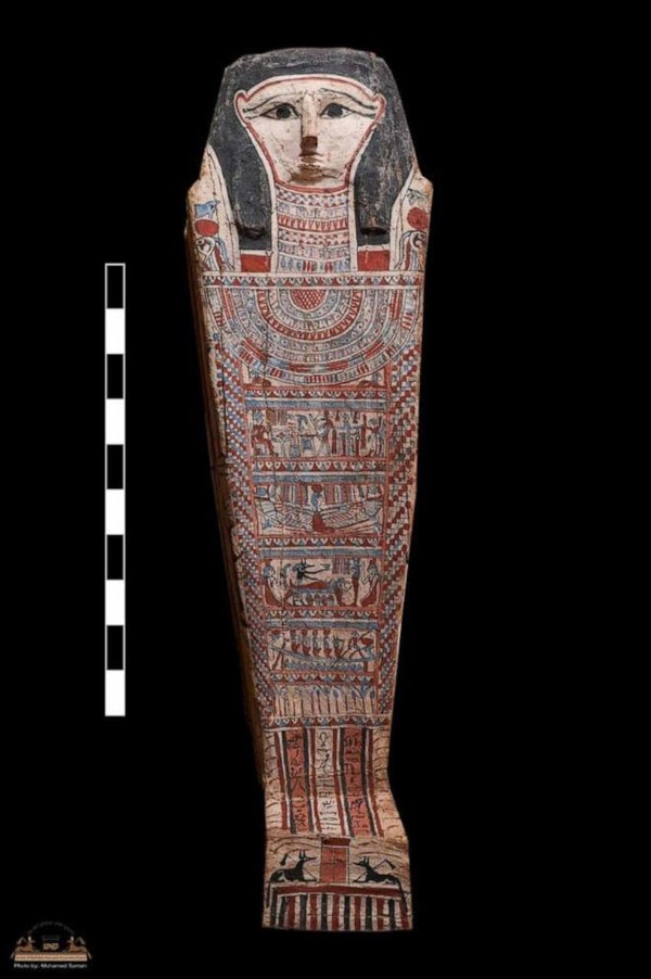 Mostafa Waziry, kepala Dewan Purbakala Tertinggi Mesir mengatakan patung terakota langka (dewa kuno) Isis Aphrodite ditemukan di dalam salah satu pemakaman di peti mati kayu yang dikenal dengan catatan papirus dengan prasasti Demotik dan Yunani yang menunjukkan status ekonomi dan agama dari penduduk daerah pada saat itu. Mostafa Waziry, kepala Dewan Purbakala Tertinggi Mesir mengatakan patung terakota langka (dewa kuno) Isis Aphrodite ditemukan di dalam salah satu pemakaman di peti mati kayu yang dikenal dengan catatan papirus dengan prasasti Demotik dan Yunani yang menunjukkan status ekonomi dan agama dari penduduk daerah pada saat itu.