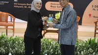 Kegiatan ini diharapkan dapat memberikan motivasi antara orangtua -anak sehingga mendapatkan sekolah yang sesuai dengan keinginan siswa maupun orangtua. Dalam kegiatan Ngobar ini, orangtua siswa difasilitasi untuk mendapatkan informasi dari narasumber yang tepat. Foto: (Dokumentasi Lab School)