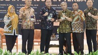 Sesuai dengan tema Ngobar, maka narasumber dalam kegiatan ini adalah: Pakar pendidikan Prof Dr Arief Rachman, MPd; Kepala Sudin Pendidikan Jakarta Selatan 1 Slamet SPd, MPd; Kepala SMA Labschool Jakarta Dr Suparno SPd, MPd; Kepala SMA Labschool Kebayoran Drs Risang Danardana, MM; Kepala SMA Labschool Cibubur Dr Ali Chudori; Atase Kerja Sama Bahasa Prancis HE Madam Julie Duperoir; Plt. Kepala BPS YP UNJ Labschool Jakarta Dr Achmad Ridwan, MPd; Motivator H Aris Ahmad Jaya, DVM, MM; dipandu moderator yang juga presenter Kompas TV Bayu Sutiyono. Foto: (Dokumentasi Lab School)