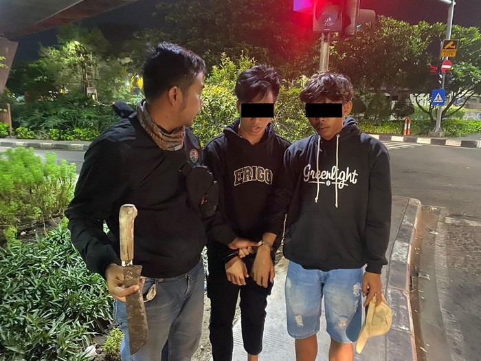 Dua pemuda tertangkap membawa golok mengaku habis mabuk dan konvoi mencari musuh