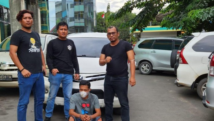 Eks karyawan toko aluminium berinisial DM saat diamankan polisi (Foto: Dok Polsek Sagulung).