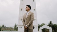 Dalam foto tersebut, Erina Gudono tampak mengenakan gaun berwarna kalem kecokelatan. Kaesang menyesuaikan dengan kemeja putih dibalut jas cokelat senada. (Foto: dok. Instagram @erinagudono) 