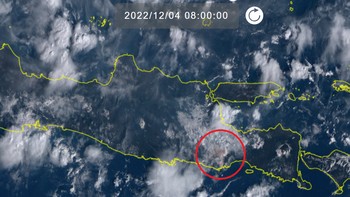 Himawari 8 adalah satelit cuaca milik Badan Meteorologi Jepang. Satelit ini memantau Semeru erupsi secara realtime. Pada pukul 08.00 WIB tampak kolom abu dalam lingkaran merah, yang warnanya kontras dengan awan putih. Foto: (Screenshot Himawari)