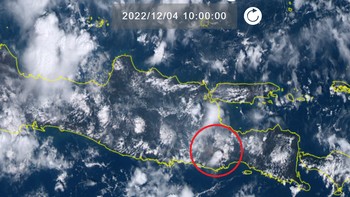 Suasana erupsi Gunung Semeru dipantau pukul 10.00 WIB dipotret Satelit Himawari 8. Tampak abu menyebar ke arah tenggara-selatan, bercampur awan putih. Foto: (Screenshot Himawari)