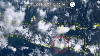 Pada pukul 12.00 WIB, Satelit Himawari 8 memotret kolom abu erupsi Gunung Semeru mulai bercampur dengan awan yang makin banyak terbentuk di Jawa Timur. Foto: (Screenshot Himawari)