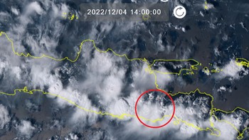 Kondisi erupsi Semeru pukul 14.00 WIB dipotret dari Satelit Himawari 8. Pada waktu tersebut, terjangan awan panas sudah sampai Jembatan Gladak Perak, Lumajang. Foto: (Screenshot Himawari)