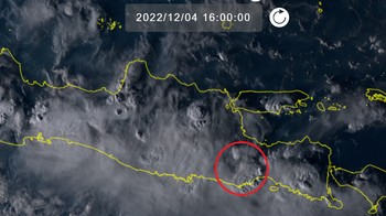 Potret erupsi Semeru oleh Satelit Himawari 8 pada pukul 16.00 WIB sore. Pada waktu tersebut, sebanyak 1.979 warga mengungsi di 11 titik. Warga Desa Penanggal, Kabupaten Lumajang, diterjang debu vulkanik. Foto: (Screenshot Himawari)