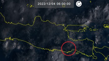 Gunung Semeru kembali muntahkan Awan Panas Guguran (APG) pada hari Minggu (4/12) sejak pukul 02.46 WIB. Pada pukul 06.00 WIB, saat matahari mulai menyinari Jawa Timur, tampak kolom abu (lingkaran merah) mulai terlihat dari Satelit Himawari 8 milik Jepang. Foto: (Screenshot Himawari)