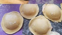 Ravioli adalah sejenis pasta yang punya bentuk agak bergerigi di bagian samping. Daripada susah membuatnya, ada tips memakai bagian bawah botol untuk mencetak bentuk ravioli itu. Foto: ranker.com