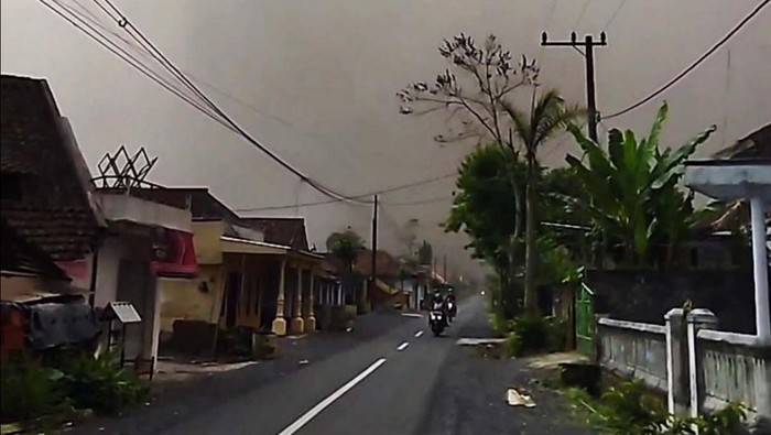Gunung Semeru Erupsi Gunung Semeru memuntahkan awan panas guguran (APG), Minggu (4/12/2022). PVMBG Badan Geologi ESDM pun menaikkan status Semeru menjadi awas.