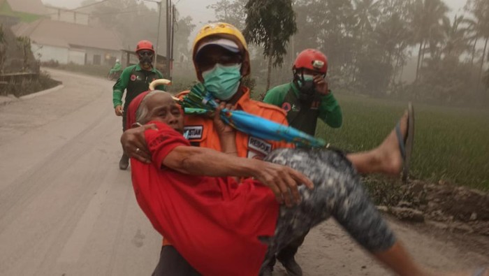 Gunung Semeru erupsi Gunung Semeru erupsi
