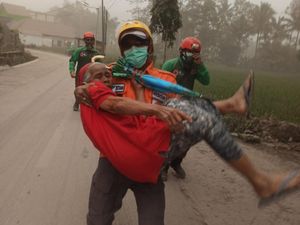 1.979 Warga Terdampak Erupsi Gunung Semeru Mengungsi