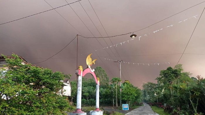 Gunung Semeru erupsi Gunung Semeru erupsi