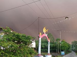 Momen Langit Gelap Tertutup Awan Panas Erupsi Gunung Semeru