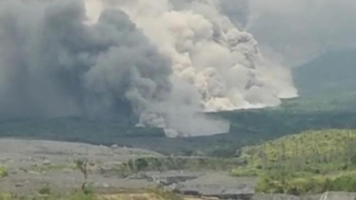 Gunung Semeru erupsi Gunung Semeru erupsi