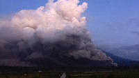 Gunung Semeru mengeluarkan awan panas pukul 02.46 hingga pukul 06.00 WIB. Agus Harianto/AFP.