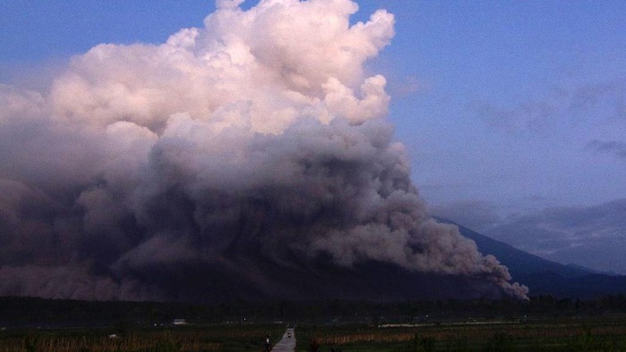 Gunung Semeru Erupsi Gunung Semeru memuntahkan awan panas guguran (APG), Minggu (4/12/2022). PVMBG Badan Geologi ESDM pun menaikkan status Semeru menjadi awas.