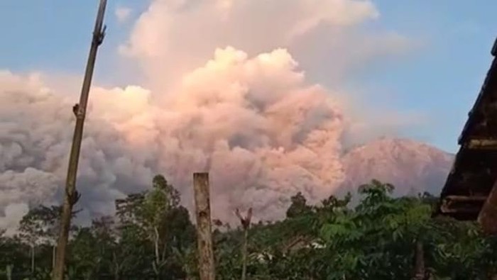 gunung semeru erupsi lagi pukul 02.46 WIB, Minggu (4/12/2022) dini hari